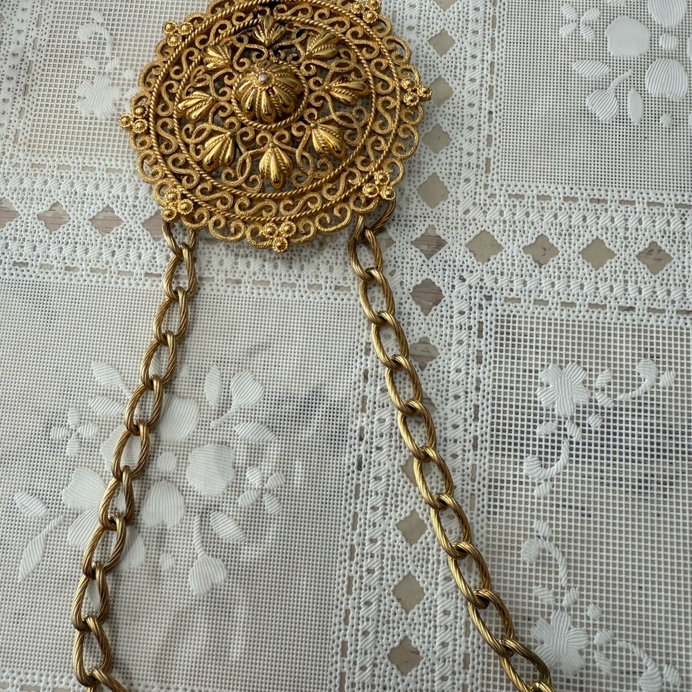 Elegant Crown Trifari Gold Tone Necklace - Picture 4 of 4